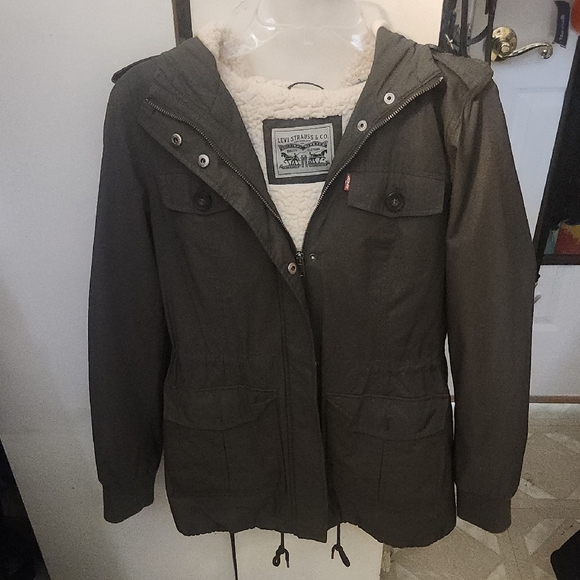 Levi's Jackets & Blazers - ❄️ EUC Levi's Olive Green Women's Black Jacket with faux fur lining and fur hood